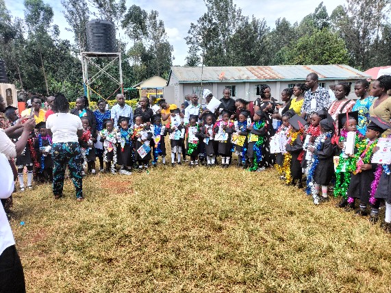 Prize-giving ceremony with parents and pupils